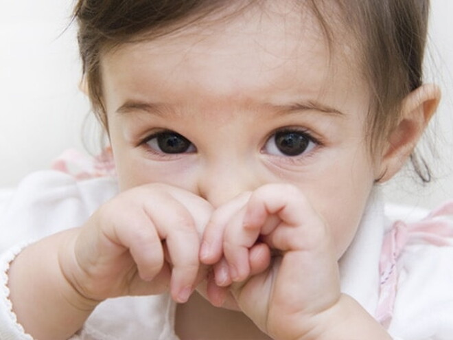 bebe qui se frotte les yeux bebe qui se frotte les yeux