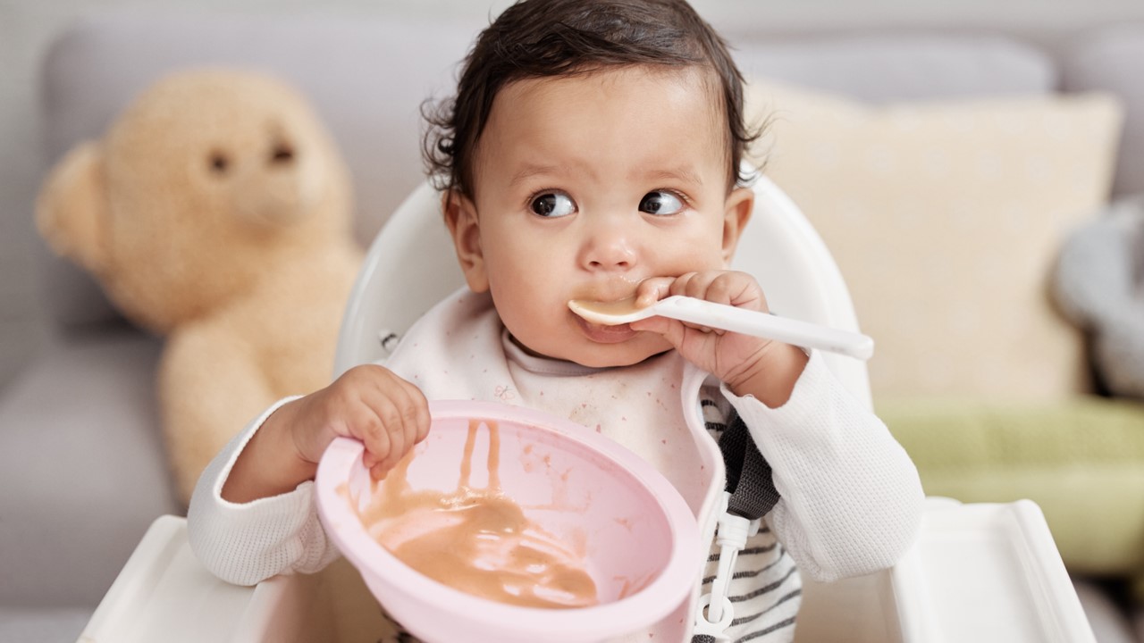 A quel âge bébé mange seul comme un grand ?