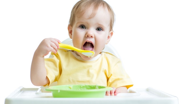 comment apprendre a un bebe a manger tout seul