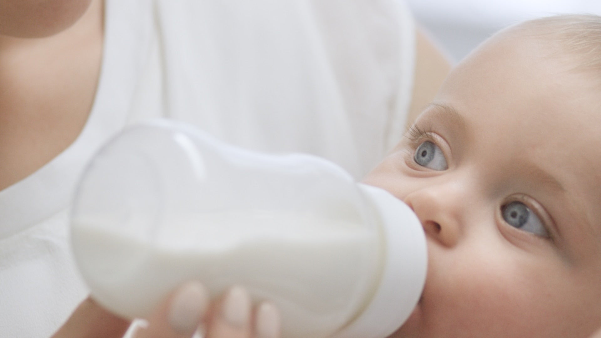 Les quantités de lait pour bébé par âge - Programme Malin