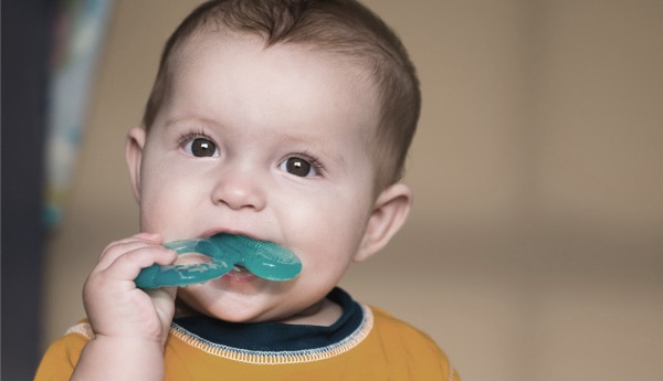 pourquoi les bebe mettent tout a la bouche