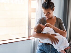 Maman allaitant son bébé au lait maternel