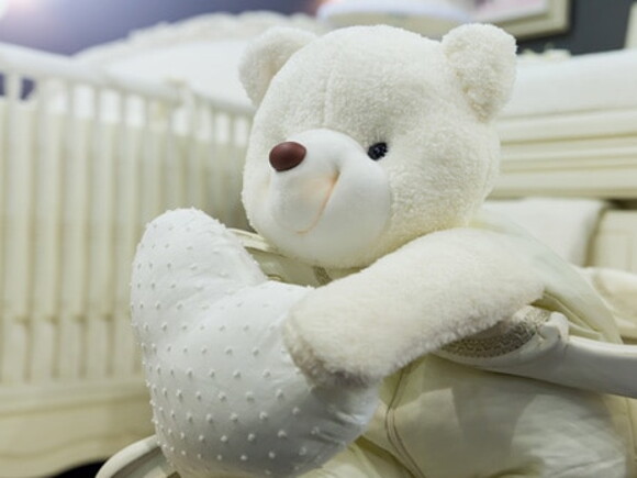lit de bebe à barreaux avec peluche