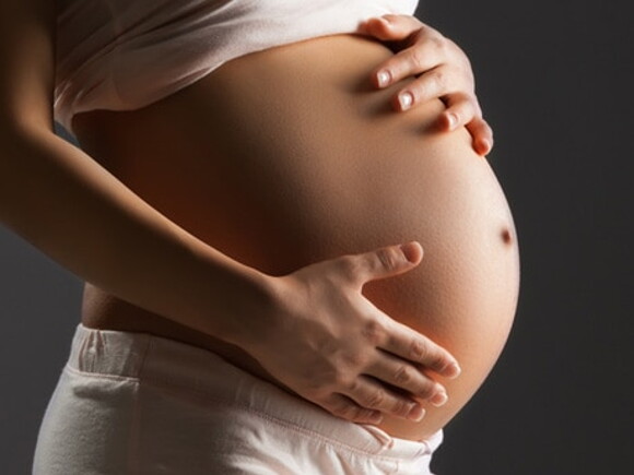 femme enceinte qui pose les mains sur son ventre