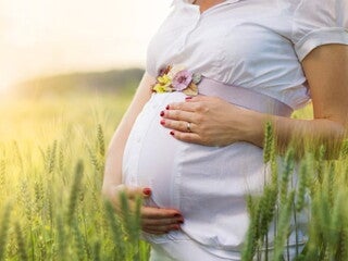 maman dans l'herbe enceinte