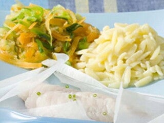 Plat d'enfant : riz, légumes, poisson
