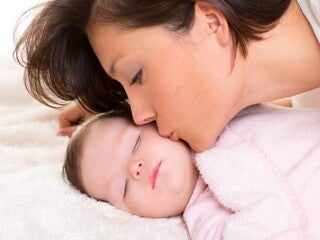 maman qui embrasse son bebe avant de dormir