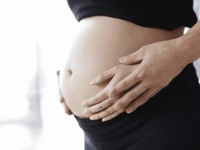 Femme enceinte et partenaire qui tiennent le ventre