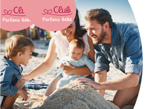 Famille avec parents, bébé et enfants jouant à la plage