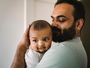 bébé allongé avec mains de mamans sur le ventre bébé allongé avec mains de mamans sur le ventre