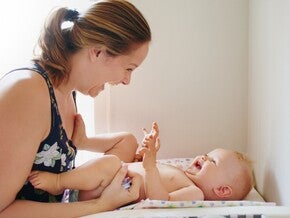Selles d'un bébé nourri au lait infantile : fréquence, aspect et signes à connaître