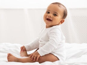 bebe_assis_souriant.jpg