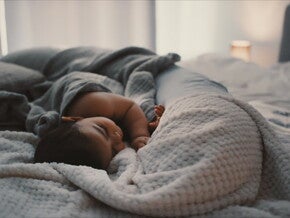 Bébé qui dort dans un lit