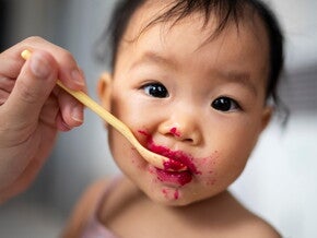 Bébé nourrit à la cuillère