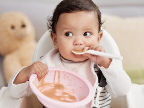 Bébé qui mange avec une cuillère