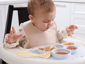 bebe_qui_regarde_son_assiette.jpg
