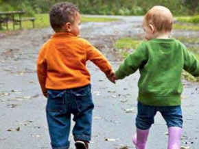 Socialisation de l’enfant : copains, famille et les étranges inconnus 