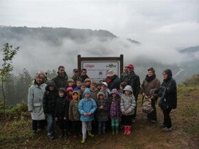 groupe devant panneau guigoz