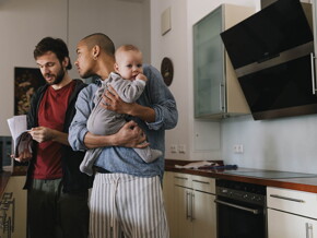 main de bebe sur son ventre