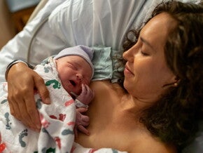 Maman avec son bébé de 2 semaines