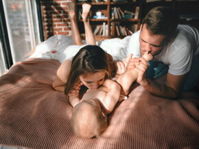 Massage du ventre d'un bébé avec des maux de ventre Massage du ventre d'un bébé avec des maux de ventre