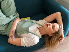 femme enceinte allongé 