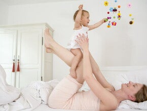 bébé qui s'amuse avec sa maman