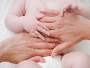 Massage du ventre d'un bébé avec des maux de ventre