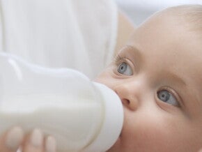 Quel lait de suite ou lait de croissance choisir pour votre bébé ?