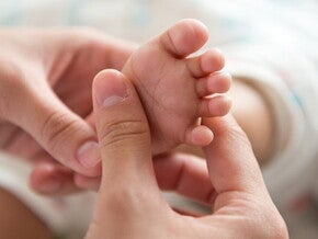 caresses sur les pieds de bébé