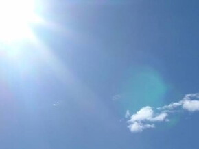 Ciel bleu avec le soleil au coin à gauche