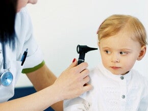 médecin qui observe dans l'oreille de bebe