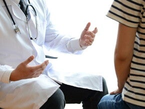 Médecin en face d'un patient faisant des gestes