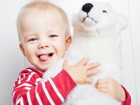 bebe avec un gros ours en peluche