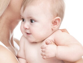 bebe porté sur une epaule