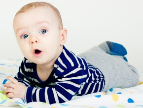 bebe allongé sur le ventre