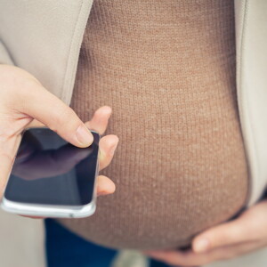 Femme enceinte utilisant son portable