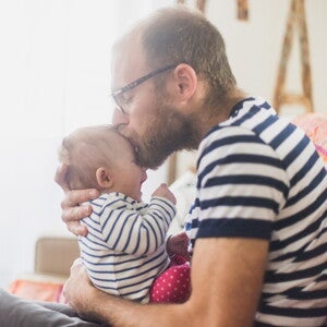 Papa qui embrasse son bébé sur le front