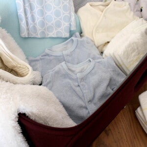 Vêtements de bébé pour préparer son arrivée