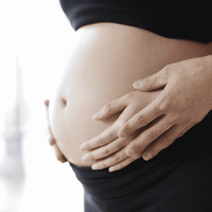 Femme enceinte et partenaire qui tiennent le ventre