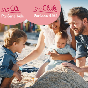 Famille avec parents, bébé et enfants jouant à la plage