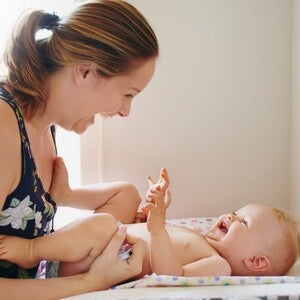 Selles d'un bébé nourri au lait infantile : fréquence, aspect et signes à connaître