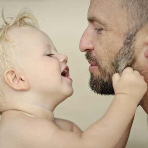 Bébé avec papa Bébé avec papa