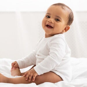 bebe_assis_souriant.jpg bebe_assis_souriant.jpg