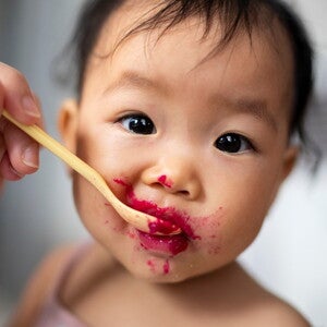 Bébé nourrit à la cuillère