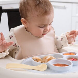 bebe_qui_regarde_son_assiette.jpg
