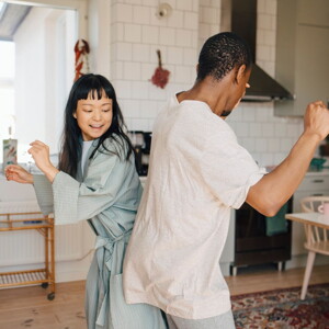 Couple qui s'embrasse apprenant une nouvelle grossesse
