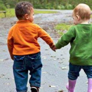 Socialisation de l’enfant : copains, famille et les étranges inconnus Socialisation de l’enfant : copains, famille et les étranges inconnus