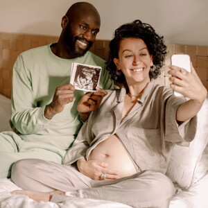 Femme enceinte regardant des photos de fœtus