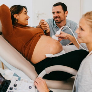 femme tenant une échographie devant son ventre